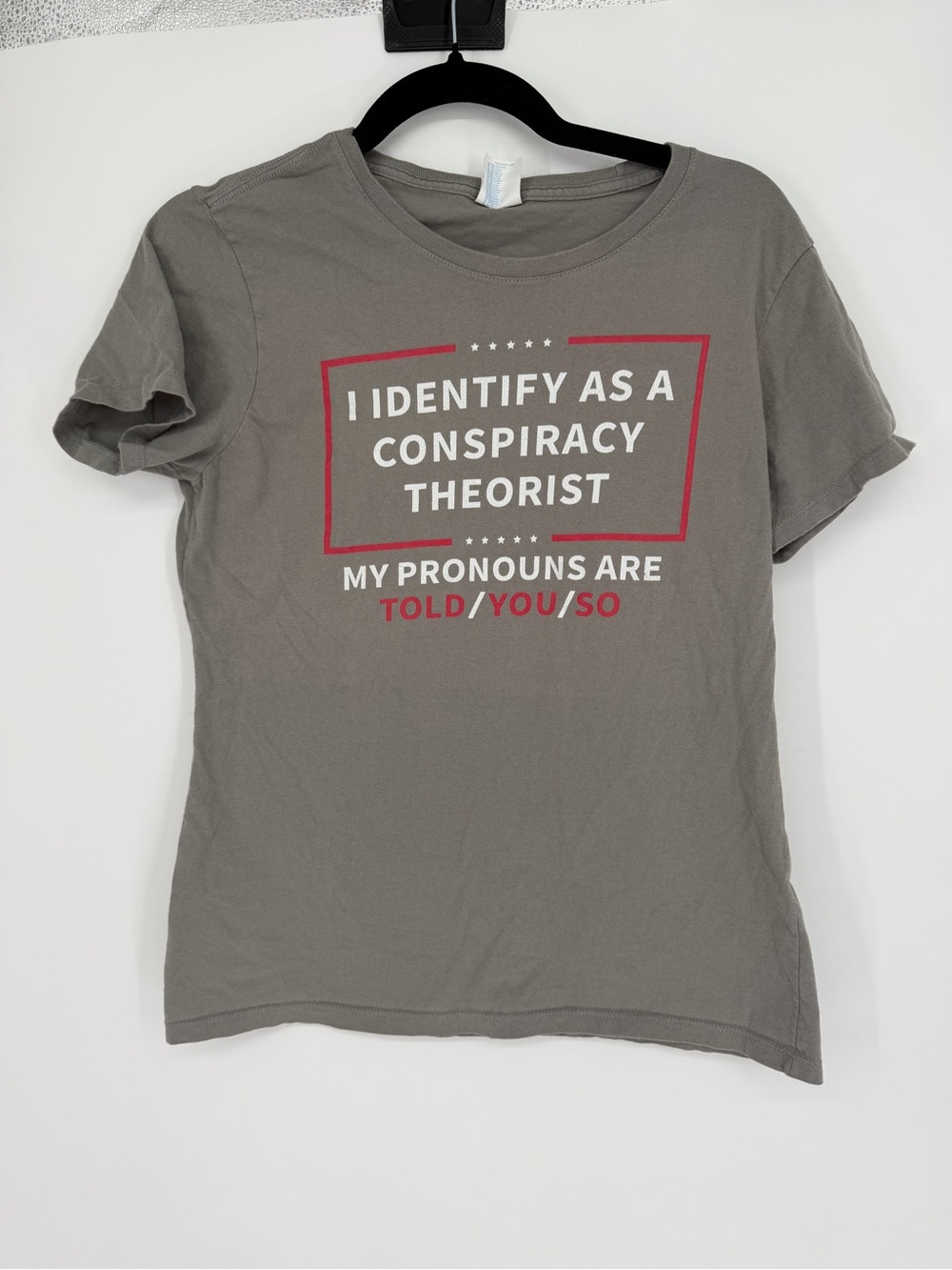 Size medium Graphic Crew Neck T-Shirt in Gray with Red Accent